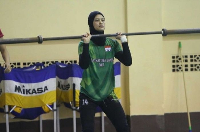 Pebola voli nasional putri, Asih Titi Pangestuti, menjalani latihan fisik menjelang SEA Games 2017 di Padepokan Voli, Sentul, Bogor, Kamis (1/6/2017).