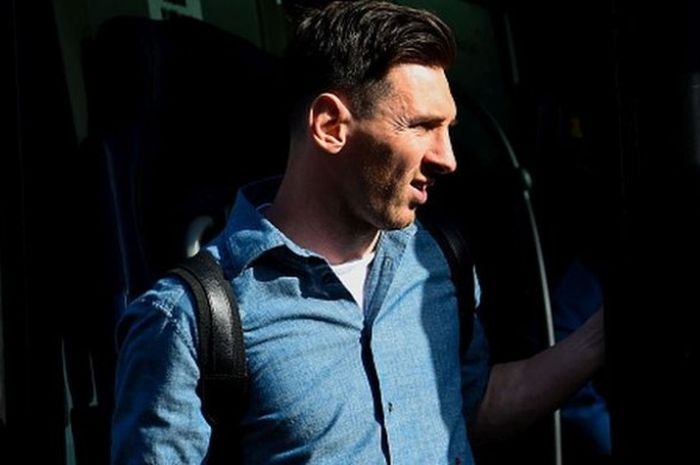 Ikon FC Barcelona, Lionel Messi, tiba di Stadion Riazor, La Coruna, Spanyol, untuk melakoni pertandingan La Liga kontra Deportivo La Coruna, 20 April 2016.