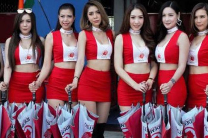 Penampakan umbrella girls pada Asia Road Racing Championship (ARRC) 2018 di Sirkuit Internasional Buriram, Thailand, Minggu (4/3/2018). 