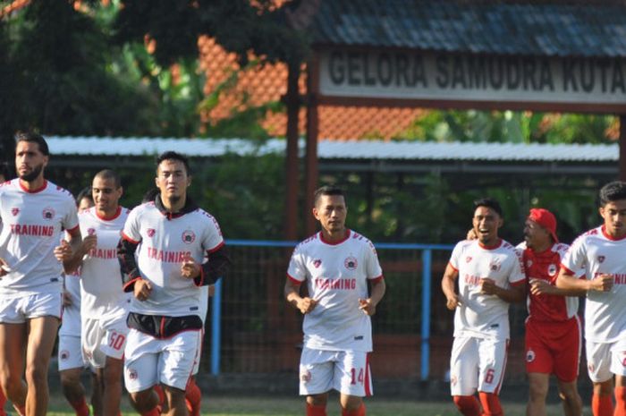 Persija Jakarta memulai latihan perdana jelang lawan Bali United di Lapangan Samudra, Kuta, Senin (11/9/2017)