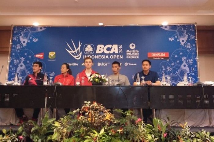 Manajer Tim Indonesia Ricky Soebagja (kanan) berbicara kepada media dalam konferensi pers jelang BCA Indonesia Open Superseriers Premier di Hotel Sultan, Jakarta, Minggu (29/5/2016).