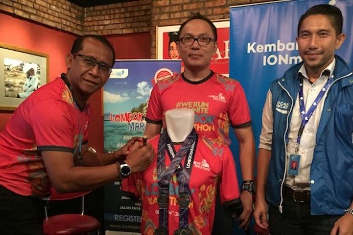 Ketua KONI NTB, Andy Hardianto (kiri), bersiap menandatangani kesepakatan simbolis terkait event Lombok Marathon 2016, didampingi Frandk Malonda (Promotor Event, tengah) dan Daniel Pieters (Head of Marketing Pocari Sweat) dalam konferensi pers di fx Sudirman Mall, Jakarta, Rabu (26/10/2016).