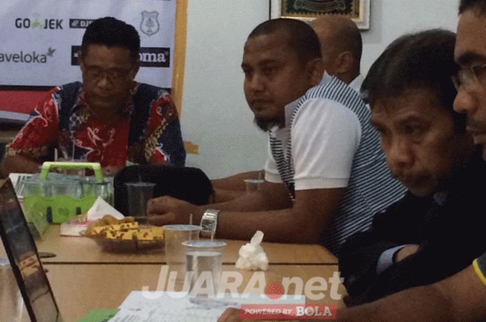 Akhyar Ilyas, pelatih Persiraja Banda Aceh, saat mengikuti press conference di sekretariat PSMS Medan.