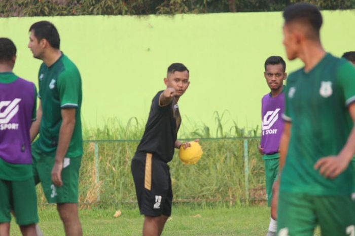 M Yusuf Prasetio saat memimpin latihan PSMS Medan di Stadion Kebun Bunga, Medan.