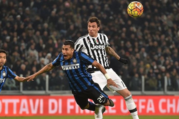 Duel antara penyerang Juventus, Mario Mandzukic (atas), dengan bek Inter Milan, Jeison Murillo, pada duel pertama mereka di semifinal Coppa Italia, 27 Januari 2016.