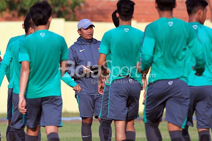 Asisten pelatih Timnas U-19 Indonesia, Miftahudin Mukson, memimpin latihan tim di Stadion Jenggolo Sidoarjo, Jawa Timur, Jumat (29/06/2018) sore, menjelang laga PIiala AFF U-19 2018.