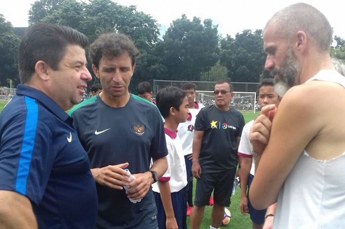 Pelatih EDF Indonesia, Antonio Fernandez, bertemu rekannya yang melatih Timnas Indonesia, Luis Milla, di Lapangan C, Senanyan, Jakarta.