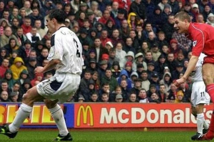 Gelandang Liverpool, Steven Gerrard (kanan), tengah melepaskan tembakan yang berakhir dengan gol dalam laga kemenangan 2-0 atas Manchester United di EPL pada 31 Maret 2001.