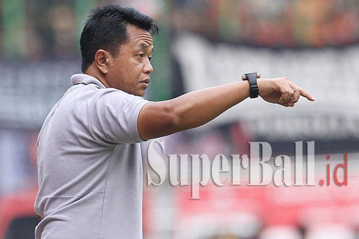 Pelatih Perseru Serui Agus Yuwono dalam laga pekan 25 Liga 1 melawan Persija Jakarta pada Selasa (19/9/2017) di Stadion Patriot Chandrabhaga, Bekasi, Jawa Barat.