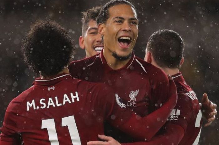 Bek tengah Liverpool, Virgil van Dijk, dalam laga melawan Wolverhampton Wanderers. Liverpool kini memimpin Liga Inggris dan berpeluang pecahkan 3 rekor