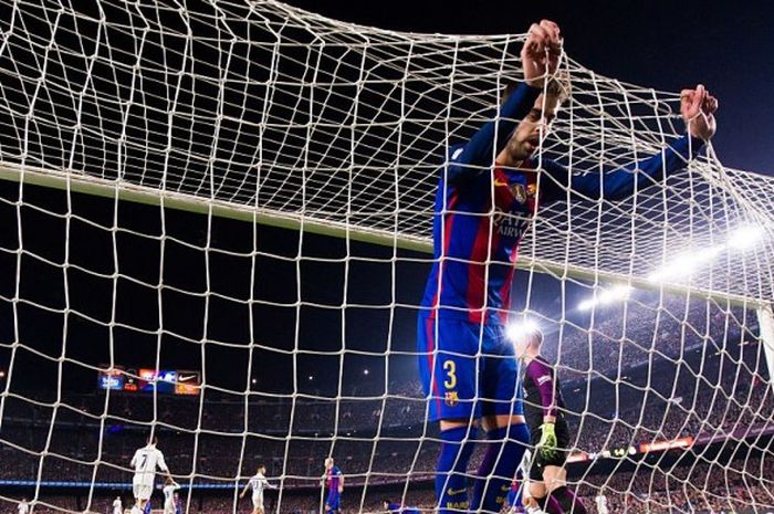Ekspresi kekecewaan bek FC Barcelona, Gerard Pique, seusai gawang timnya dibobol Real Madrid pada pertandingan La Liga di Camp Nou, Sabtu (3/12/2016)