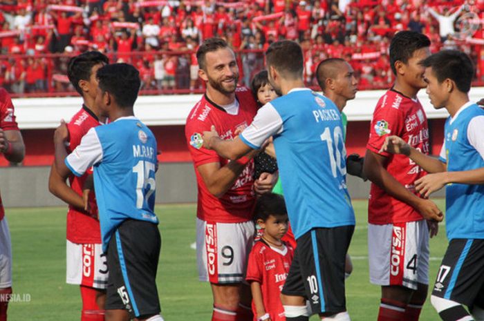 Pemain Bali United bersalaman dengan pemain Barito Putera sebelum laga pekan kelima Liga 1 di Stadion Kapten I Wayan Dipta, Gianyar, Bali, Minggu (22/4/2018)