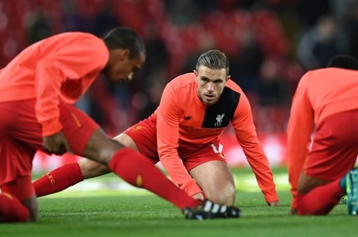 Gelandang Liverpool, Jordan Henderson (tengah), melakukan pemanasan jelang melawan Manchester United di Stadion Anfield, Senin (17/10/2016). 