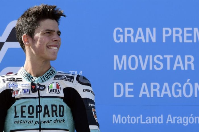 Pebalap Moto3 yang membela tim Leopard Racing, Joan Mir, berdiri di podium kampiun setelah memenangi balapan GP Aragon di Motorland, Minggu (24/9/2017).