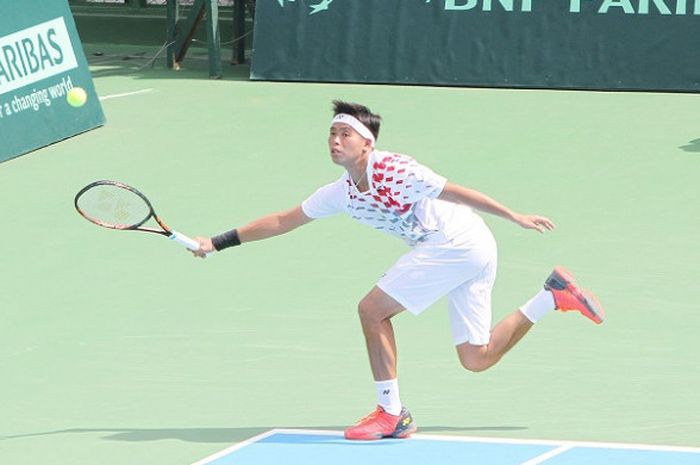 Petenis putra Indonesia, David Agung Susanto, mengembalikan bola ke arah Alberto Lim (Filipina). David kalah 3-6, 4-6 pada Piala Davis 2018 Grup II Zona Asia-Oseania yang digelar di Stadion Tenis Gelora Bung Karno (GBK), Senayan, Minggu (4/2/2018).