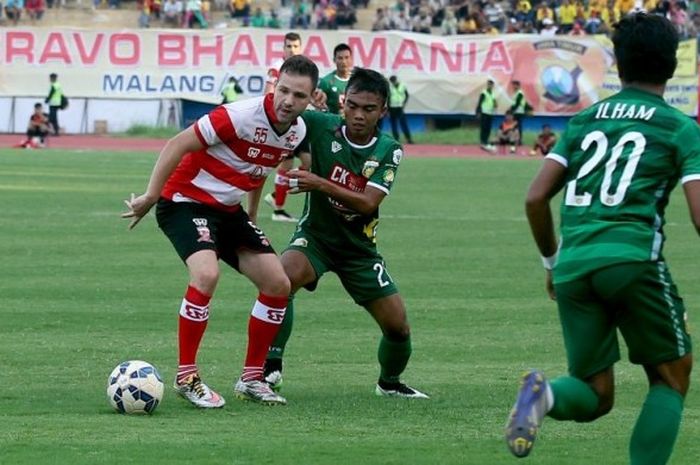 Aksi Toni Mossi pada laga Trofeo Bhayangkara yang diikuti Bhayangkara Surabaya United, Deltras Sidoarjo dan Madura United dan dimenangkan oleh Bhayangkara Surabaya United di Gelora Delta Sidoarjo, Jawa timur (24/04/2016).