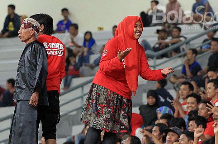 Suporter senior Madura united, Mbah Hosen (kiri), saat memberi dukungan kepada Madura United pada babak penyisihan Grup B Piala Gubernur Kaltim 2018 melawan Persebaya Surabaya di Stadion Batakan Balikpapan, Kalimantan Timur Sabtu (24/02/2018) malam.