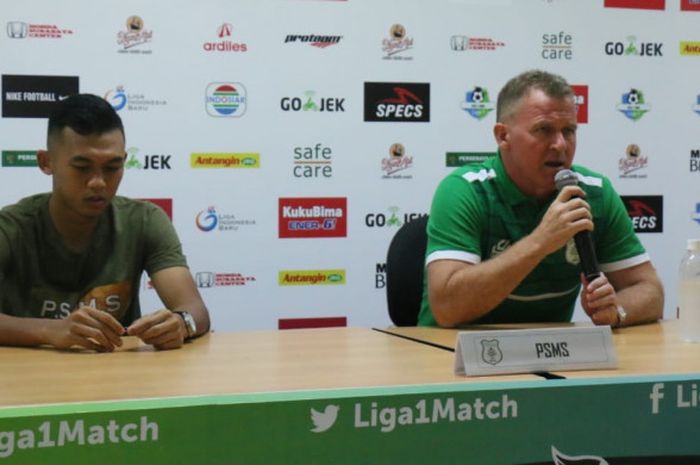 Pelatih PSMS Medan, Peter Butler (kanan), bersama gelandang Abdul Aziz Lutfi Akbar dalam sesi konferensi pers selepas pertandingan melawan Persebaya Surabaya, Rabu (18/7/2018).