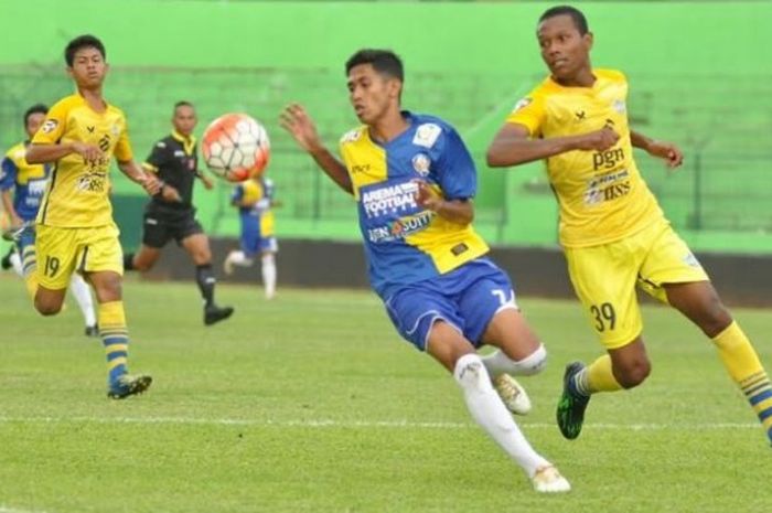 Pemain Arema U-21, Vicky Jihansyah coba lepas dari kawalan pemain Persegres U-21, Muhammad Abdul Aziz (39) pada pertandingan di Stadion Gajayana, Kota Malang pada Kamis (13/10/2016).