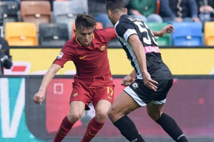 Winger AS Roma, Cengiz Uender, dalam laga Liga Italia kontra Udinese di Stadion Dacia Arena, Sabtu (17/2/2018)