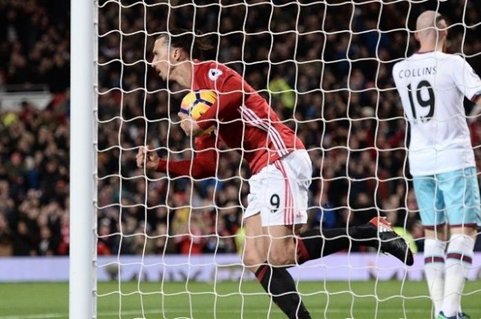 Penyerang Manchester United, Zlatan Ibrahimovic, memungut bola seusai membobol gawang West Ham United pada pertadingan lanjutan Premier League di Old Trafford, Minggu (27/11/2016).