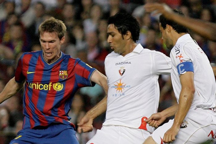 Gelandang FC Barcelona, Aleksandr Hleb (kiri), beraksi dalam laga Liga Spanyol kontra Osasuna di Stadion Camp Nou, Barcelona, pada 23 Mei 2009.