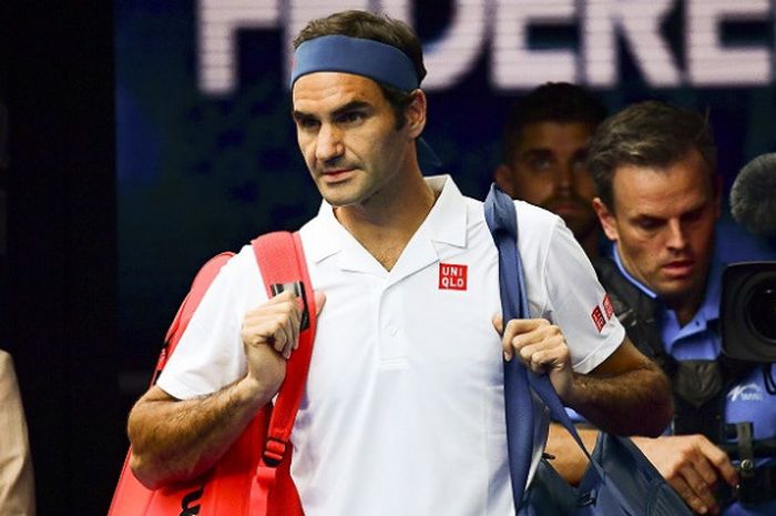 Petenis putra Swiss, Roger Federer, bersiap menjalani babak ketiga Australian Open 2019 di Rod Laver