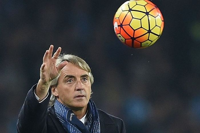 Pelatih Inter Milan, Roberto Mancini, saat memimpin timnya dalam laga Serie A lawan Napoli di San Paolo, Naples, 30 November 2015.