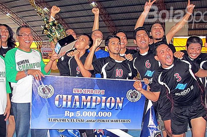 Tim Pokja Ekonomi dan Bisnis (Ekbis FC) saat menjadi juara turnamen futsal antar Pokja Wartawan se Jawa Timur tahun lalu.