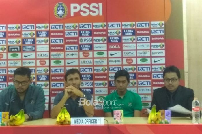  Pelatih dan pemain timnas U-23 Indonesia, Luis Milla serta Septian David Maulana saat memberikan keterangan pers seusai takluk 1-2 dari timnas U-23 Korea Selatan, Sabtu (23/6/2018). 