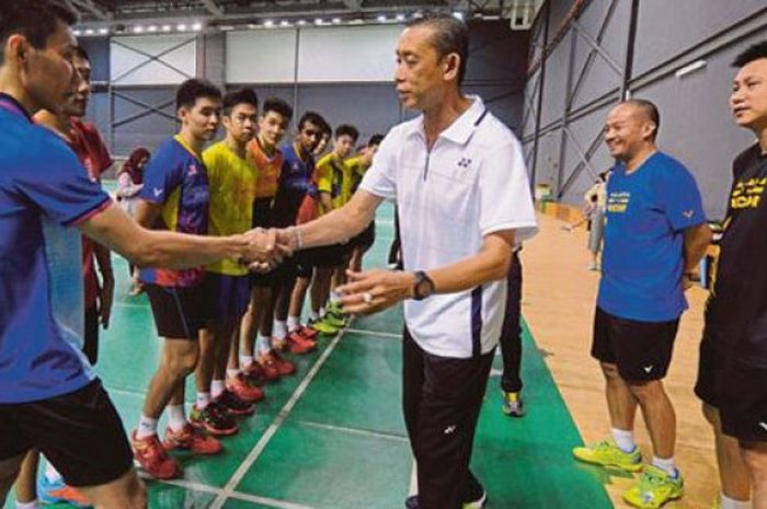 Lee Chong Wei (kiri)  sedang bersalaman dengan Misbun Sidek (kanan).