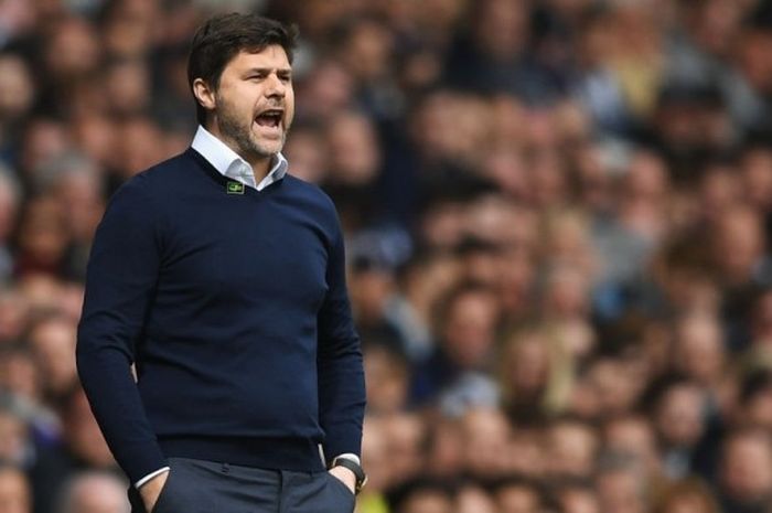 Manajer Tottenham Hotspur, Mauricio Pochettino, mendampingi anak-anak asuhnya dalam laga Premier League kontra Bournemouth di Stadion White Hart Lane, London, Inggris, pada 15 April 2017.