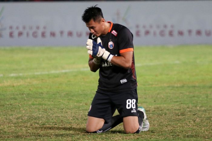 Kiper anyar Persija, Shahar Ginanjar tampak bersyukur selepas timnya mengalahkan Bhayangkara FC pada laga perdana putaran kedua Liga 1 2018 di Stadion Sultan Agung, Kabupaten Bantul, 27 Juli 2018. 