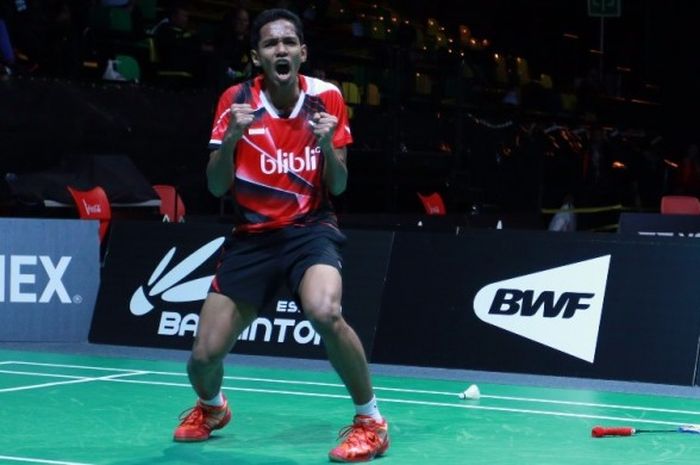 Pemain tunggal putra Indonesia, Chico Aura Dwi Wardoyo, merayakan kemenangannya atas Lee Zii Jia pada babak semifinal Kejuaraan Dunia Junior di Bilbao, Sabtu (12/11/2016).