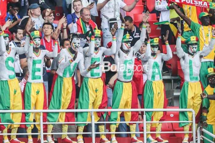 Suporter Senegal memberikan dukungan kepada negara mereka pada laga Polandia vs Senegal di Stadion Spartak, Moskow, Selasa (19/6/2018).