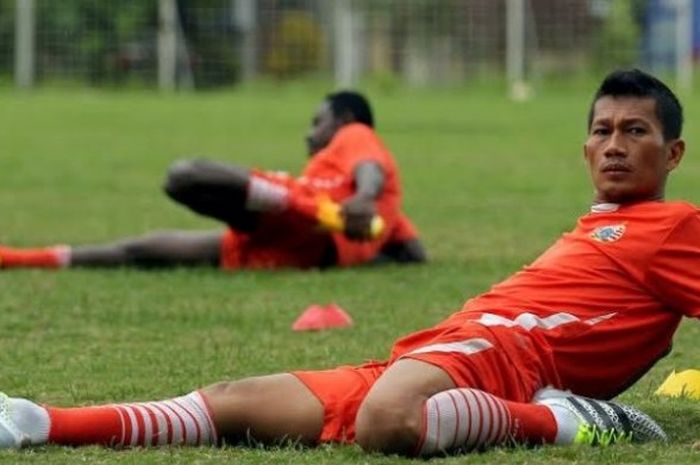 Para pemain Persija Jakarta termasuk Ismed Sofyan menjalani latihan di lapangan Asifa Malang, Jawa Timur pada Minggu (17/04/2016). 