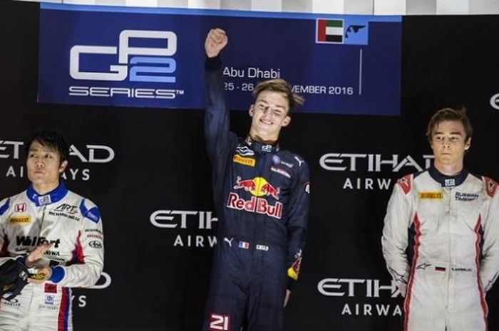Pebalap Prema Racing asal Prancis, Pierre Gasly (tengah), mengepalkan tangan di podium juara setelah memenangi balapan pertama (feature race) GP2 Abu Dhabi di Sirkuit Yas Marina, Sabtu (26/11/2016).