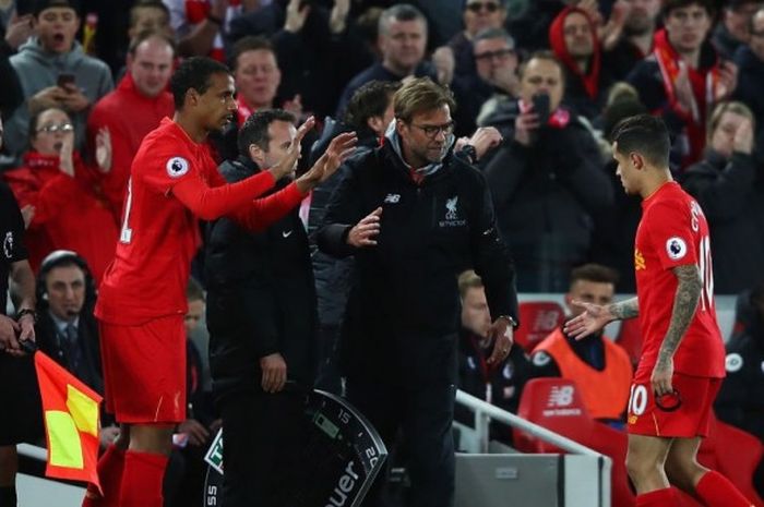 Gelandang Liverpool FC, Philippe Coutinho (kanan), meninggalkan lapangan dalam laga Premier League kontra Bournemouth di Stadion Anfield, Liverpool, Inggris, pada 5 April 2017.