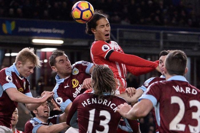 Bek Southampton, Virgil van Dijk, menyundul bola pada laga Burnley vs Southampton di Turf Moor, Burnley, pada 14 Januari 2017.