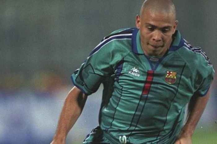 Ronaldo Luis Nazario de Lima saat membela FC Barcelona dalam partai kontra Fiorentina di Stadio Comunale in Florence, 24 Aprtil 1997