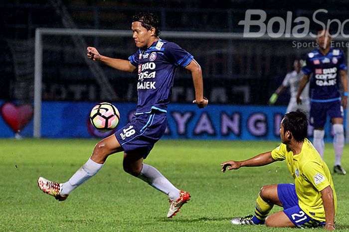 Aksi pemain Arema FC, Adam Alis (kiri), saat tampil melawan Persegres Gresik United dalam laga pekan ke-31 Liga 1 di Stadion Kanjuruhan Malang, Jawa Timur, Rabu (25/10/2017) malam.