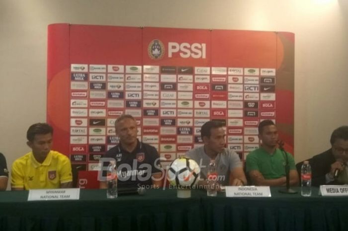 Pelatih dan pemain timnas Myanmar serta  timnas Indonesia; Antoine Hey, Si Thu Aung dan Ricky Fajrin, Bima Sakti dalam jumpa pers di Hotel Grand Zuri, Cikarang, Selasa (9/10/2018).