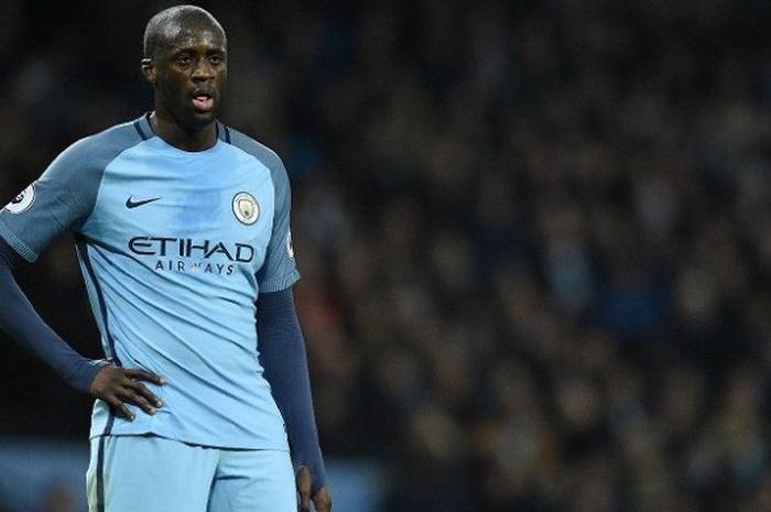 Gelandang Manchester City, Yaya Toure, bermain dalam laga Premier League kontra Arsenal di Stadion Etihad, 18 Desember 2016. 