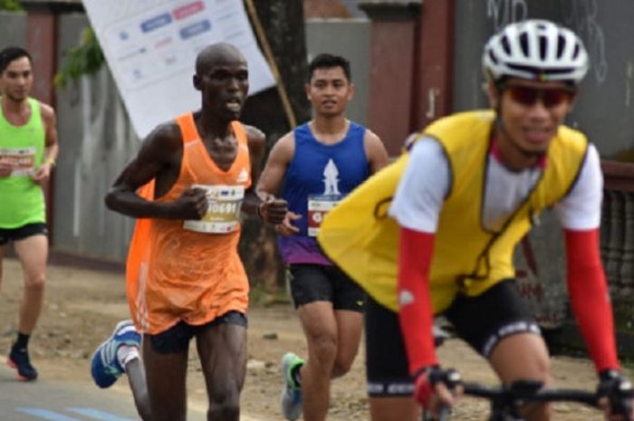 Pelari kagegori maraton di Borobudur Marathon 2018 asal Kenyal Geoffrey Birgen ketika melintas Km 40,5 di Jalan Syailendra Raya, Magelang, Jateng, Minggu (18/11/2018). Pelari asal Afrika mendominasi nomor marathon dan half marathon Borobudur Marathon 2018.