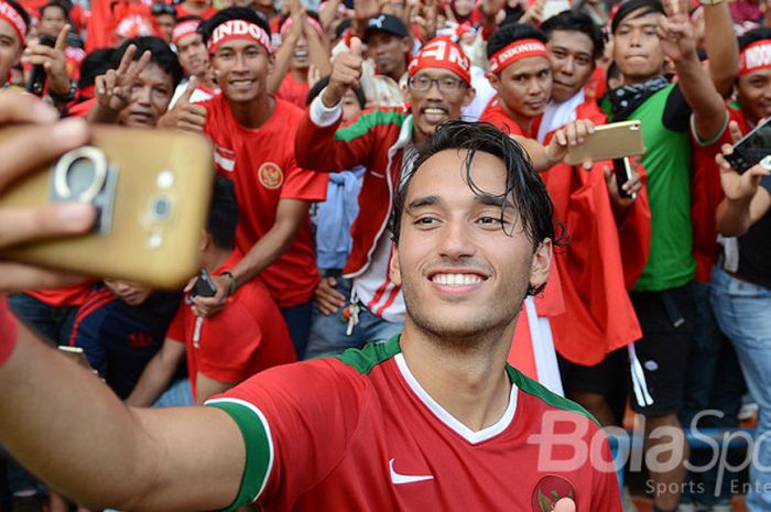 Aksi pemain Timnas Indonesia, Ezra Walian, berswafoto di hadapan suporter Indonesia.