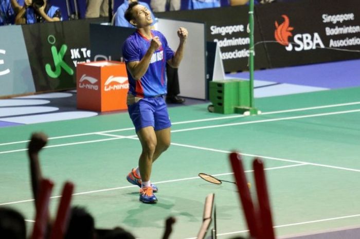 Pebulu tangkis tunggal putra Indonesia, Sony Dwi Kuncoro, melakukan selebrasi setelah meraih kemenangan atas Lin Dan (China) pada laga semifinal Singapura Terbuka di Singapore Indoor Stadium, Sabtu (16/4/2016).