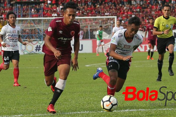 Penyerang PSM Makassar, M Rahmat adu lari dengan pemain bertahan Bali United, Dallen Ramadhan Rovani Doke (kanan) pada laga pekan ke-32 Liga 1 2018 di Stadion Andi Mattalatta, Kota Makassar, 25 November 2018. 