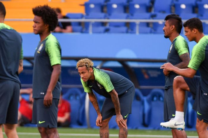 Penyerang Neymar (tengah), ambil bagian dalam sesi latihan Timnas Brasil menjelang laga Grup E Piala Dunia 2018 melawan Swiss, 16 Juni 2018 di Rostov Arena, Rostov-on-Don. 