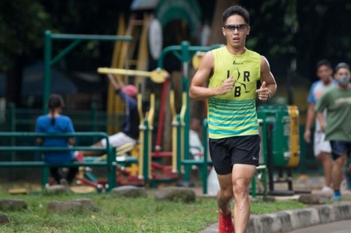   Pebalap Indonesia, Ali Adrian, berlari di kawasan Gelora Bung Karno, Senayan, Jakarta, Rabu (27/4/