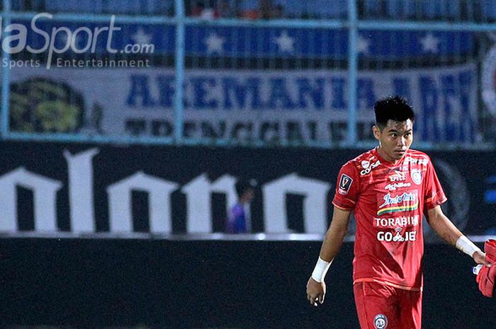 Kiper Arema FC, Kartika Ajie, berjalam meninggalkan lapangan usai laga melawan PSIS Semarang pada laga pekan kedua Piala Presiden 2018 Grup E di Stadion Kanjuruhan Malang, Jawa Timur, Kamis (25/01/2018) malam.